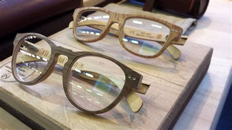 Lunettes en bois made in France .